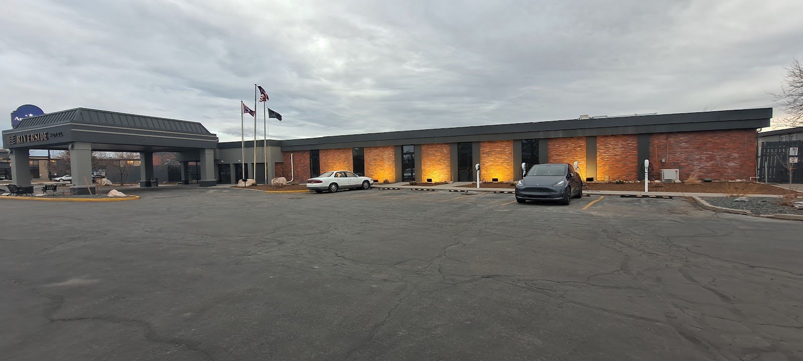 Riverside Hotel & Conference Center